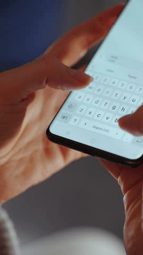 Telefonda mesaj yazan eller